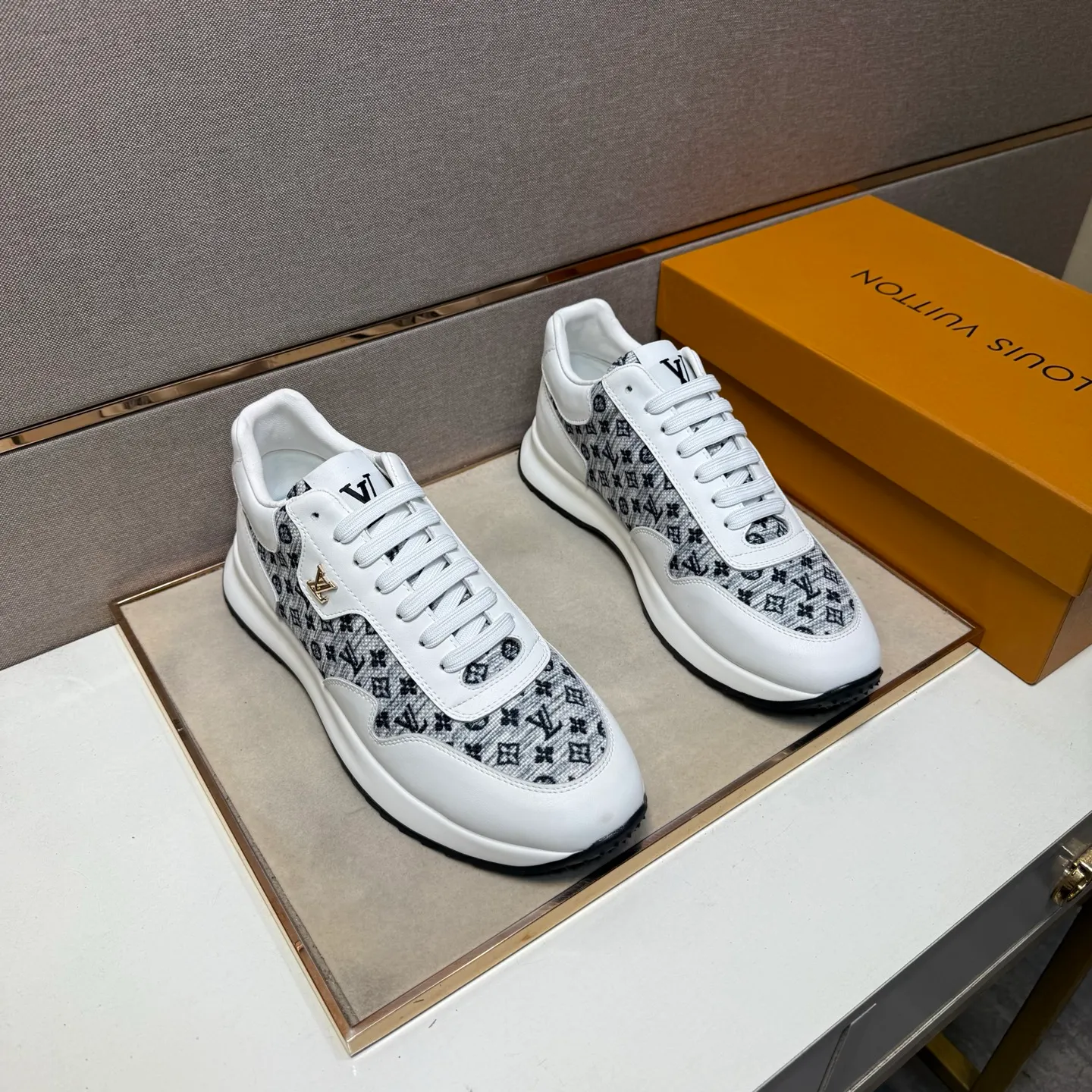 ⬛️Ex-factory price p442【LV～】men's casual shoes, 2025z cabinet sales simultaneously 🔶Size: 38-44 #️⃣ 🔷3 colors🔜The upper is made of multi-material splicing ➕Genuine leather lining, comfortable and breathable, sole: original comfortable and wear-resistant outsole, ⚠️real thing📱photographed🎬real thing is better📢📢📢